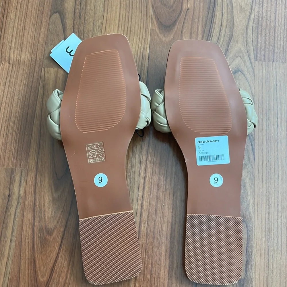 NWT sandal - Picture 2 of 3